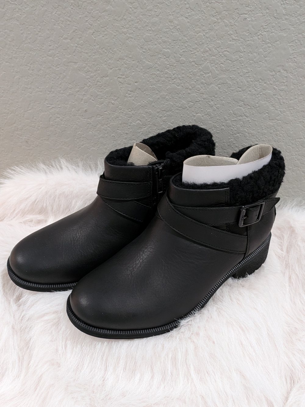 UGG Women's Benson II Waterproof Leather Ankle Boots - Black Size 7. New In Box